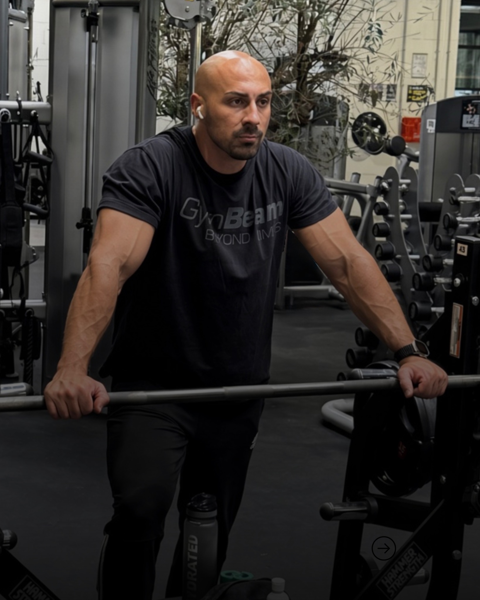 Kristijan Poznić beim Training im Fitnessstudio